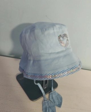 Gorro de bebé azul con corazón