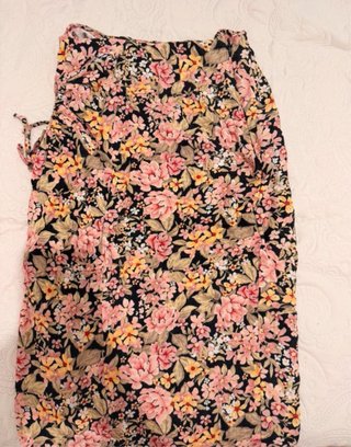 Falda Stradivarius floral con abertura