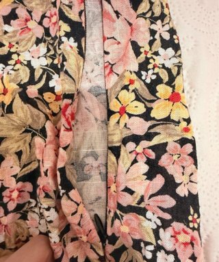 Falda Stradivarius floral con abertura