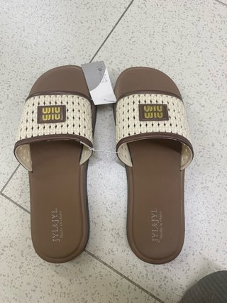 Sandali Miu Miu Beige e Marrone