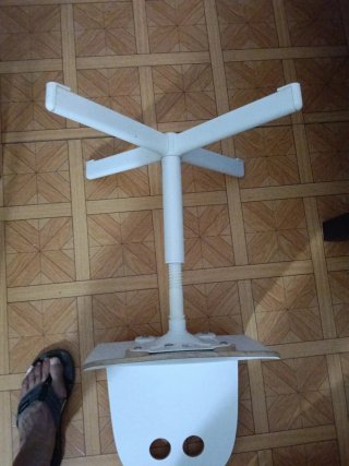 Silla infantil blanca con diseño divertido