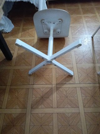 Silla infantil blanca con diseño divertido