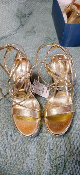 Tacones dorados Bershka talla 36