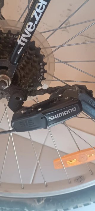 Bicicleta de montaña negra