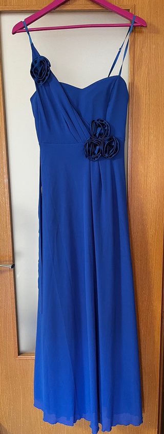 Vestido de fiesta azul electrico con adornos rosas