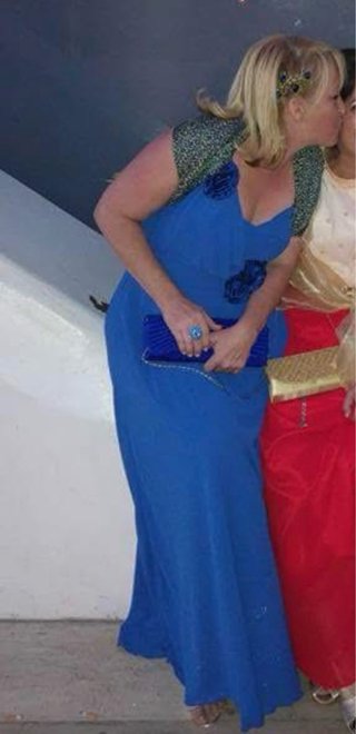 Vestido de fiesta azul electrico con adornos rosas