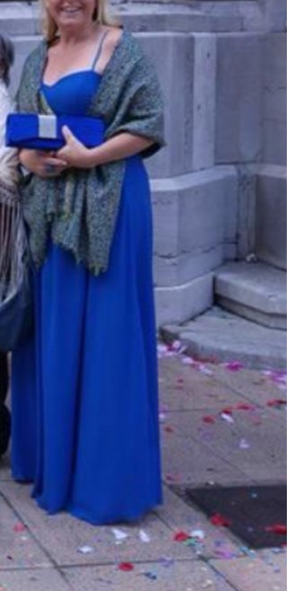Vestido de fiesta azul electrico con adornos rosas