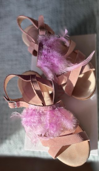 Sandalias cuña niña rosa plumas