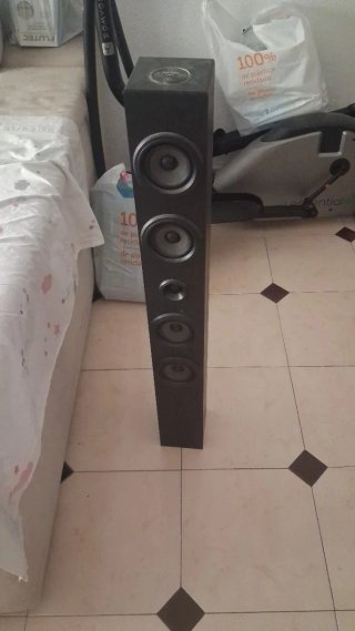 Altavoz Negro. Funciona con electricidad.