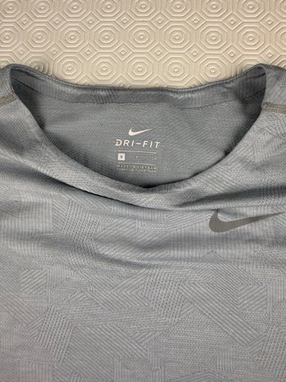 Camiseta Nike Dri-FIT Gris