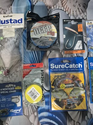 Lote 11 artículos pesca: anzuelos, sedal, etc.