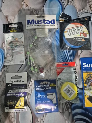 Lote 11 artículos pesca: anzuelos, sedal, etc.