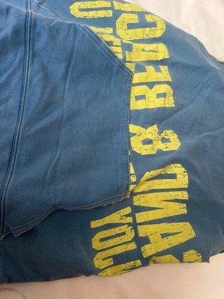 Camiseta sin mangas Bershka azul y amarilla