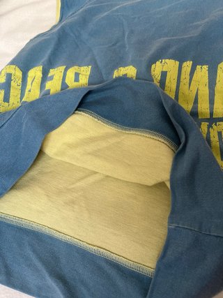 Camiseta sin mangas Bershka azul y amarilla