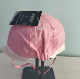 Gorro de bebé rosa con etiqueta