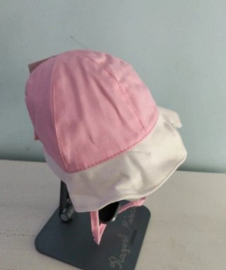 Gorro de bebé rosa con etiqueta