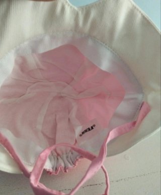 Gorro de bebé rosa con etiqueta