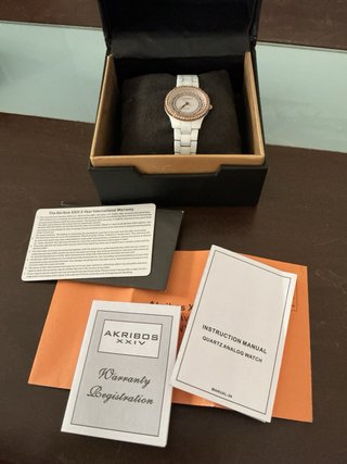 Reloj Akribos XXIV Blanco con Circonitas chapado