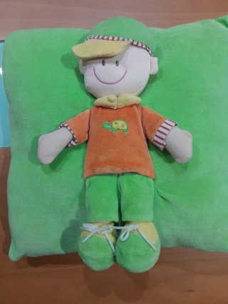 Cojín infantil con muñeco