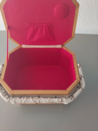 Costurero de tela y madera