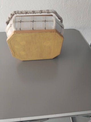 Costurero de tela y madera