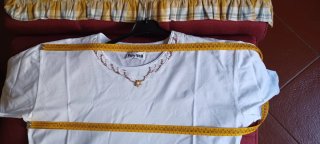 T-shirt elegante bianca con decorazioni