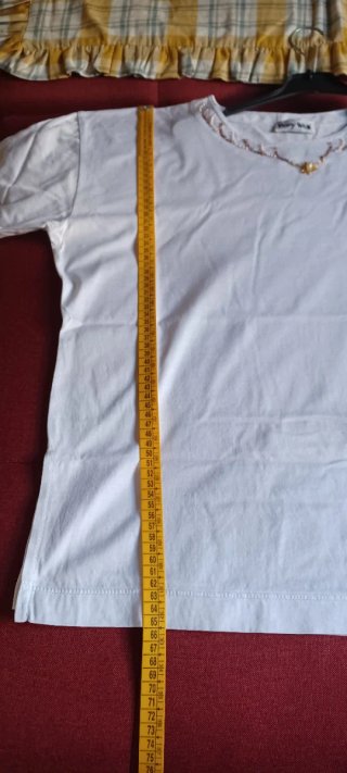 T-shirt elegante bianca con decorazioni
