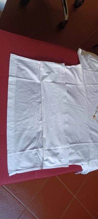 T-shirt elegante bianca con decorazioni