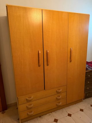 Armario de madera con cajones