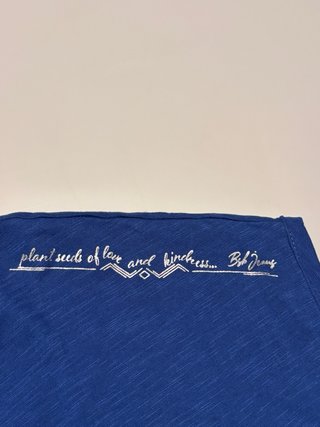 Camiseta azul con detalle hombro y espalda
