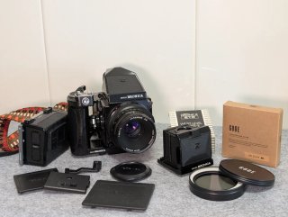 Bronica ETRSi con objetivo 75mm más accesorios.