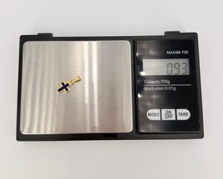 Colgante Cruz de oro de 18k, 0.93 g.