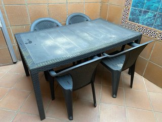 Mesa y 5 Sillas de Jardín Plástico.