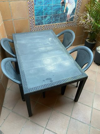 Mesa y 5 Sillas de Jardín Plástico.