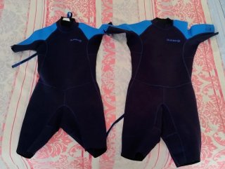 Trajes de neopreno para niño.Olaian. azul y negro