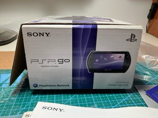 Caja PSP Go Sony con manuales e inserts