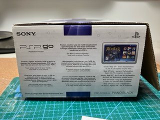 Caja PSP Go Sony con manuales e inserts