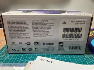 Caja PSP Go Sony con manuales e inserts