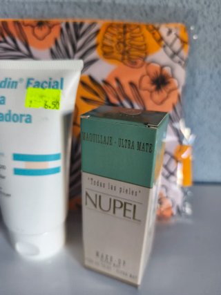Lote Maquillaje: Crema Limpiadora, Base y Neceser