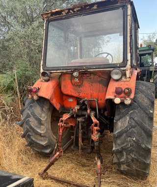 Dos tractores agrícolas