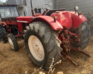 Dos tractores agrícolas
