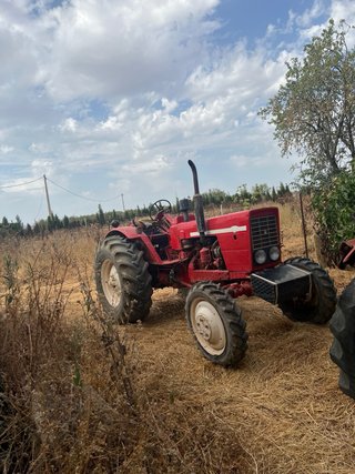 Dos tractores agrícolas