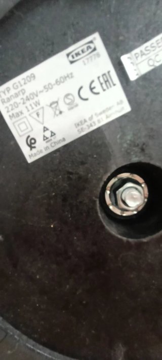 Lámpara de pie negra y dorada