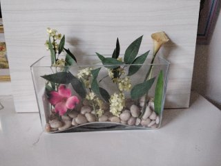 Jarrón cristal decorativo flores y piedras