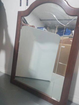 Espejo de madera con detalle decorativo