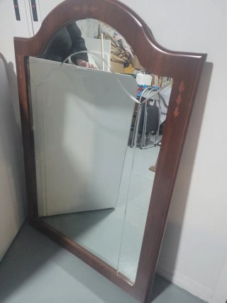 Espejo de madera con detalle decorativo