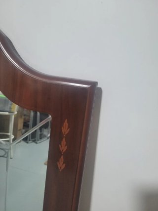 Espejo de madera con detalle decorativo