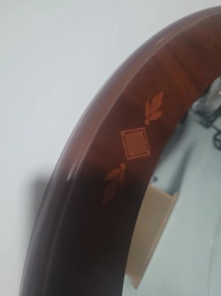 Espejo de madera con detalle decorativo