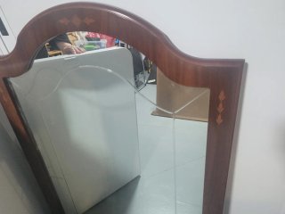 Espejo de madera con detalle decorativo