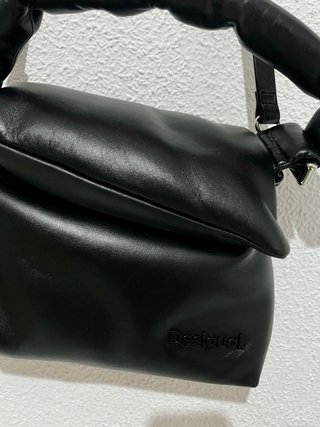 Bolso Desigual 100% piel negro acolchado
